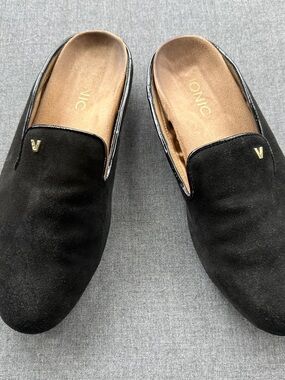 Vionic woman’s Black Slip-On Suede Mules